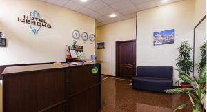 ブデンノフスクにあるICEBERG Hotel Complexのオフィス(フロントデスク、青い椅子付)