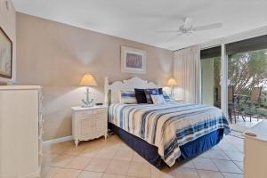 ein Schlafzimmer mit einem Bett und einem Fenster in der Unterkunft 3BR 4BA Ground Floor Gulf Getaway in Gulf Shores + 42 Fotos
