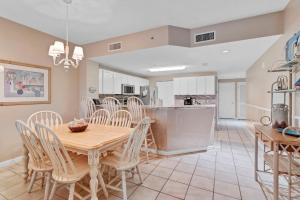 eine Küche und ein Esszimmer mit Tisch und Stühlen in der Unterkunft 3BR 4BA Ground Floor Gulf Getaway in Gulf Shores