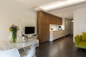 Kuchyňa alebo kuchynka v ubytovaní Cosmo Apartments Sants