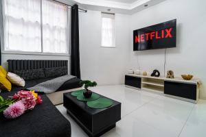 ein Wohnzimmer mit Sofa und Fernseher in der Unterkunft Stylish 2 bedroom apartment in Shoreditch - London in London