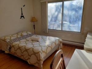 Giường trong phòng chung tại Bright room near Metro Monk station with Self Check-in