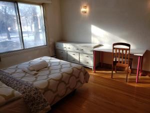 Giường trong phòng chung tại Bright room near Metro Monk station with Self Check-in