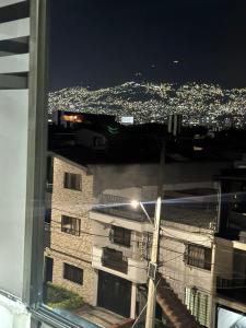 - Vistas a la ciudad por la noche desde un edificio en Habitacion Multiple con baño privado, en Medellín 6 fotos más