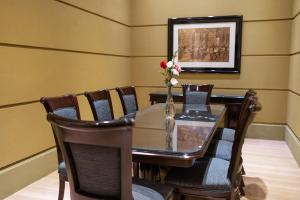 Uma área de estar em Amérian Executive Mendoza Hotel