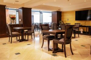 Uma TV ou centro de entretenimento em Amérian Executive Mendoza Hotel