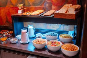 Comida no hotel ou em algum lugar perto mais 24 fotos