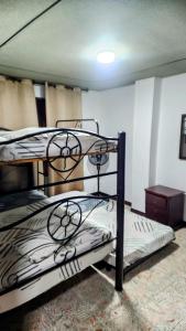 a bedroom with two bunk beds in a room at Acogedor Apto Al Lado Del Parque Del Ingenio in Cali