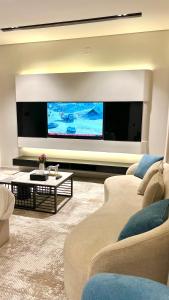 TV a/nebo společenská místnost v ubytování Bright Moon Hotel