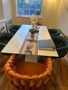 Posezení v ubytování Double room in Canvey island with shared bathroom + 9 fotografií