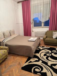 En eller flere senge i et værelse på Bulevar apartman + 5 billeder