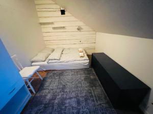 Piccola camera con 2 letti e un tappeto di Trondheim City Stay a Trondheim