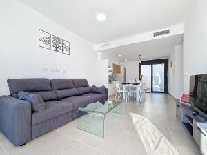 トレ・パチェコにあるDolores Villa - 5210のソファとテーブルのあるリビングルーム