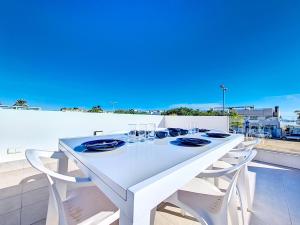 トレ・パチェコにあるDolores Villa - 5210の白いダイニングテーブルと椅子付きのバルコニー