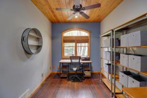 Fotografie z fotogalerie ubytování Enchanting Glacier Park Getaway by Flathead Lake! v destinaci Bigfork