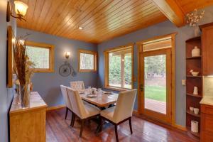 Fotografie z fotogalerie ubytování Enchanting Glacier Park Getaway by Flathead Lake! v destinaci Bigfork