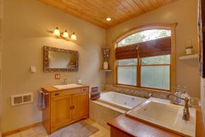 Ένα μπάνιο στο Enchanting Glacier Park Getaway by Flathead Lake! +25 φωτογραφίες