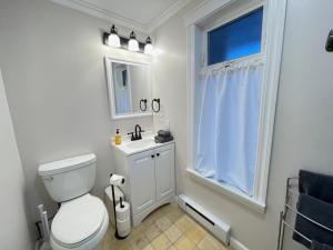 Koupelna v ubytování Puget Sound Chic Romantic Cottage with Private Beach Access & Gated Entry