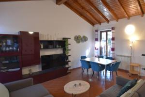 Η κουζίνα ή μικρή κουζίνα στο Shila House +14 φωτογραφίες