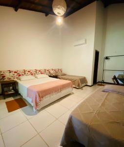 マラウにあるFlat Iansã Condomínio beira-mar Varanda Piscina.の部屋にベッドが2つある寝室