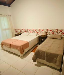 マラウにあるFlat Iansã Condomínio beira-mar Varanda Piscina.の部屋にベッドが2つある寝室