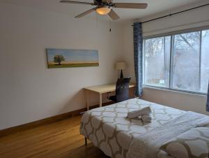 Giường trong phòng chung tại Bright room near Metro Monk station with Self Check-in