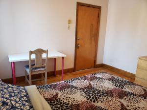 Giường trong phòng chung tại Bright room near Metro Monk station with Self Check-in