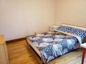 Giường trong phòng chung tại Bright room near Metro Monk station with Self Check-in