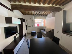 una sala de estar con una mesa y un sofá en Casa Fabrizio - Nice Suite con parcheggio su richiesta, en Parma