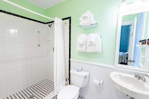 une salle de bain avec des toilettes blanches et un lavabo dans l'établissement Deluxe King - Curry Mansion with Pool!, à Key West