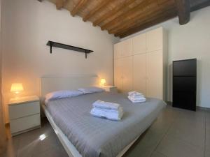 Un dormitorio con una cama con toallas. en Casa Fabrizio - Nice Suite con parcheggio su richiesta, en Parma