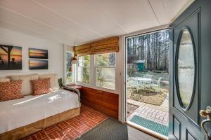 Un dormitorio con una cama y una ventana grande. en Dine Al Fresco Reedville Home with Dock, en Reedville