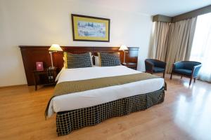Cama ou camas em um quarto em Amérian Executive Mendoza Hotel