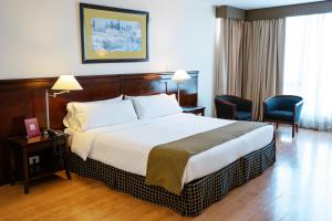 Cama ou camas em um quarto em Amérian Executive Mendoza Hotel