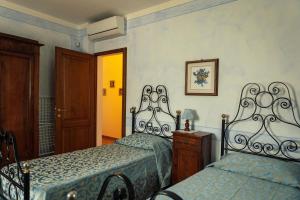 - une chambre avec 2 lits et une porte jaune dans l'établissement La Pergola, à Lucignano 7 autres photos