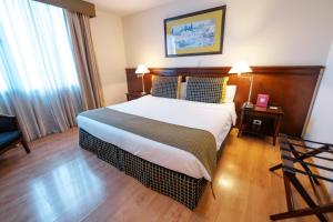 Cama ou camas em um quarto em Amérian Executive Mendoza Hotel