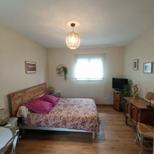 Ένα ή περισσότερα κρεβάτια σε δωμάτιο στο la chambre de Valérie