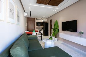 TV a/nebo společenská místnost v ubytování TT Holidays Modern Apartments Rabat City Center