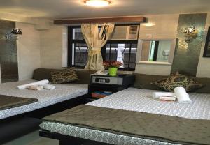 Un pat sau paturi într-o cameră la Skycity Hostel