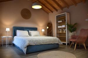 萨莫色雷斯Armonia的一间卧室配有蓝色的床和椅子