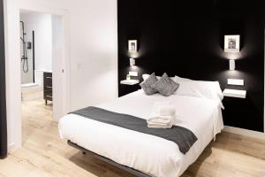 Cama o camas de una habitación en Apartamentos Julio Burell, 74