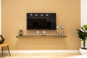 Una televisión o centro de entretenimiento en Apartamentos Julio Burell, 74