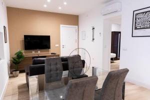 Una televisión o centro de entretenimiento en Apartamentos Julio Burell, 74
