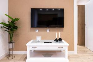 Una televisión o centro de entretenimiento en Apartamentos Julio Burell, 74