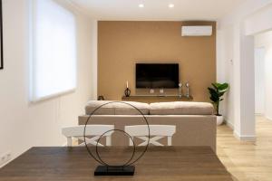 Una televisión o centro de entretenimiento en Apartamentos Julio Burell, 74
