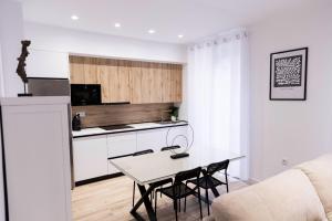 Una cocina o zona de cocina en Apartamentos Julio Burell, 74