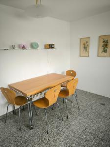 a wooden table and chairs in a room at Weinbergblick in Kirchheim am Neckar