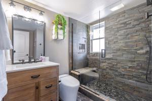 un bagno con lavandino, wc e doccia di Houz of Ozzi a Big Bear Lake