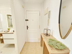 a bathroom with a wooden counter and a mirror at Apartamento con Piscina, Parque las Naciones, Torrevieja in Torrevieja