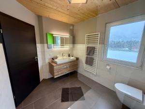 A bathroom at Alpenapart Singer - contactless check-in Még 37 kép
